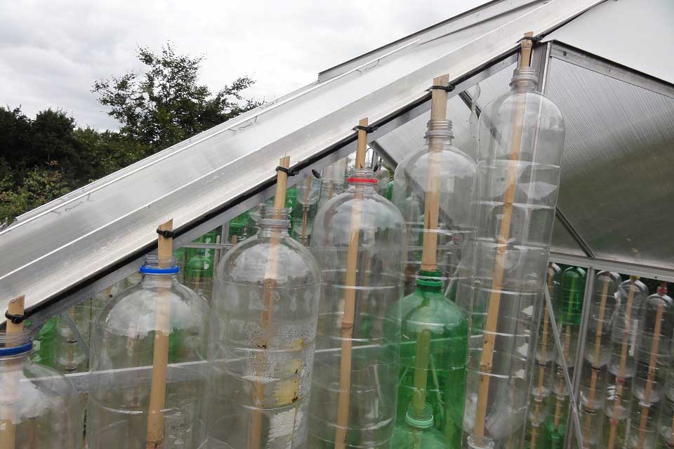 Building a bottle greenhouse / RHS Campaign for School ...