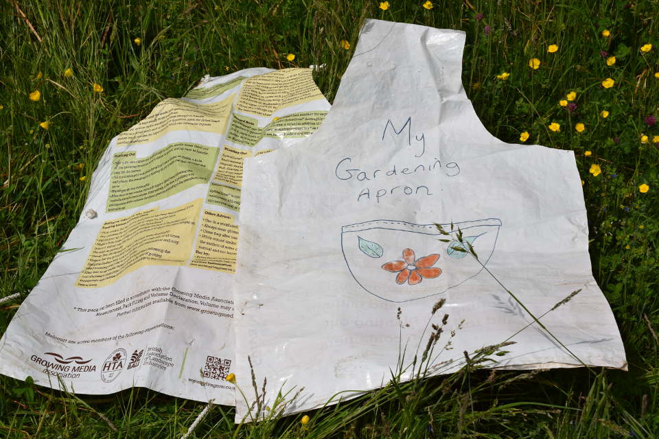 https://schoolgardening.rhs.org.uk/getmedia/bfefdf19-2855-4296-9d9d-753cc9c6b149/garden-apron